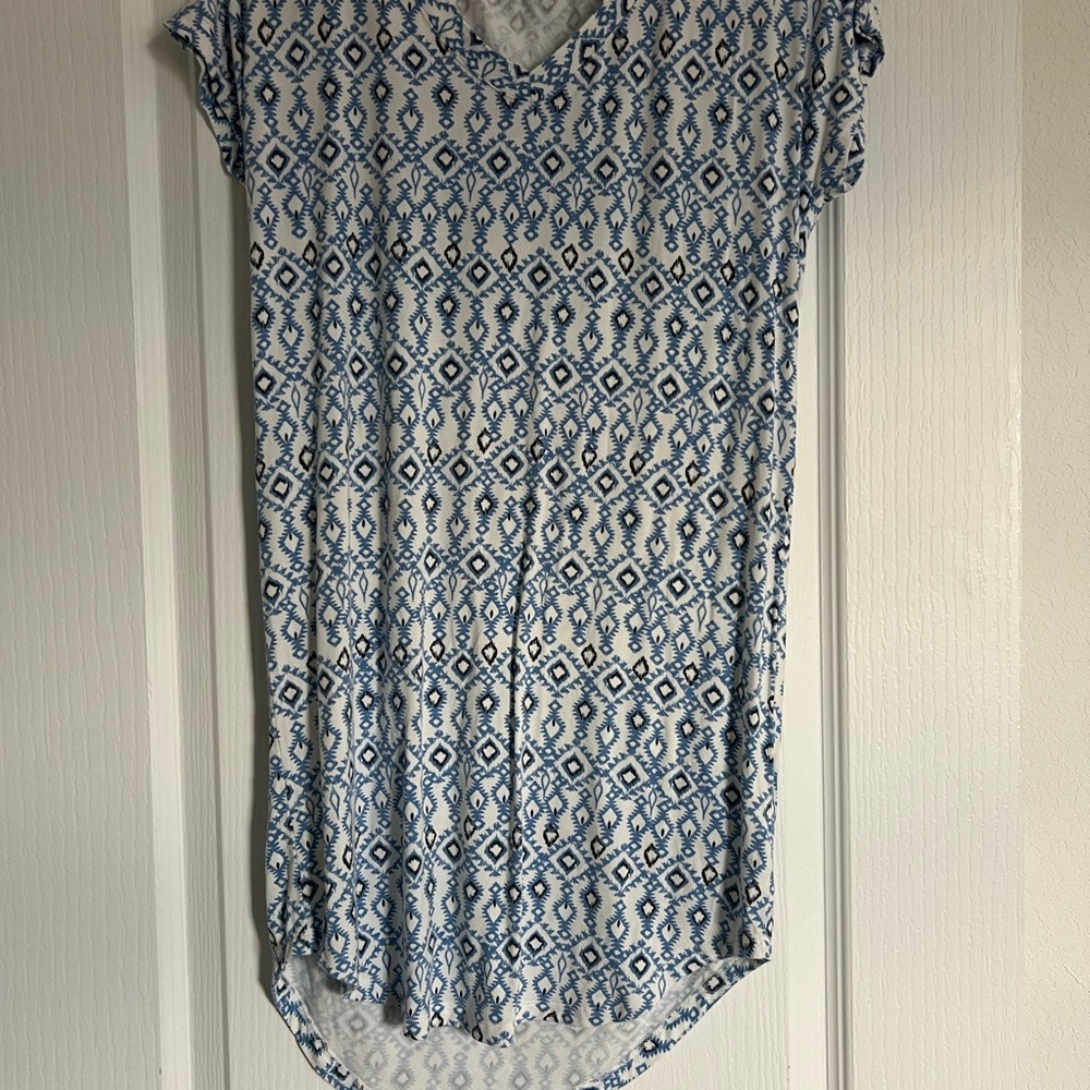 Tart Blue and White Geometric Short Sleeve Top
